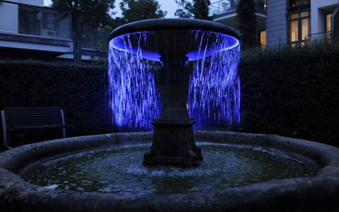 Bild: Eindrucksvoll illuminiert - auch der Springbrunnen der Stadtvilla
