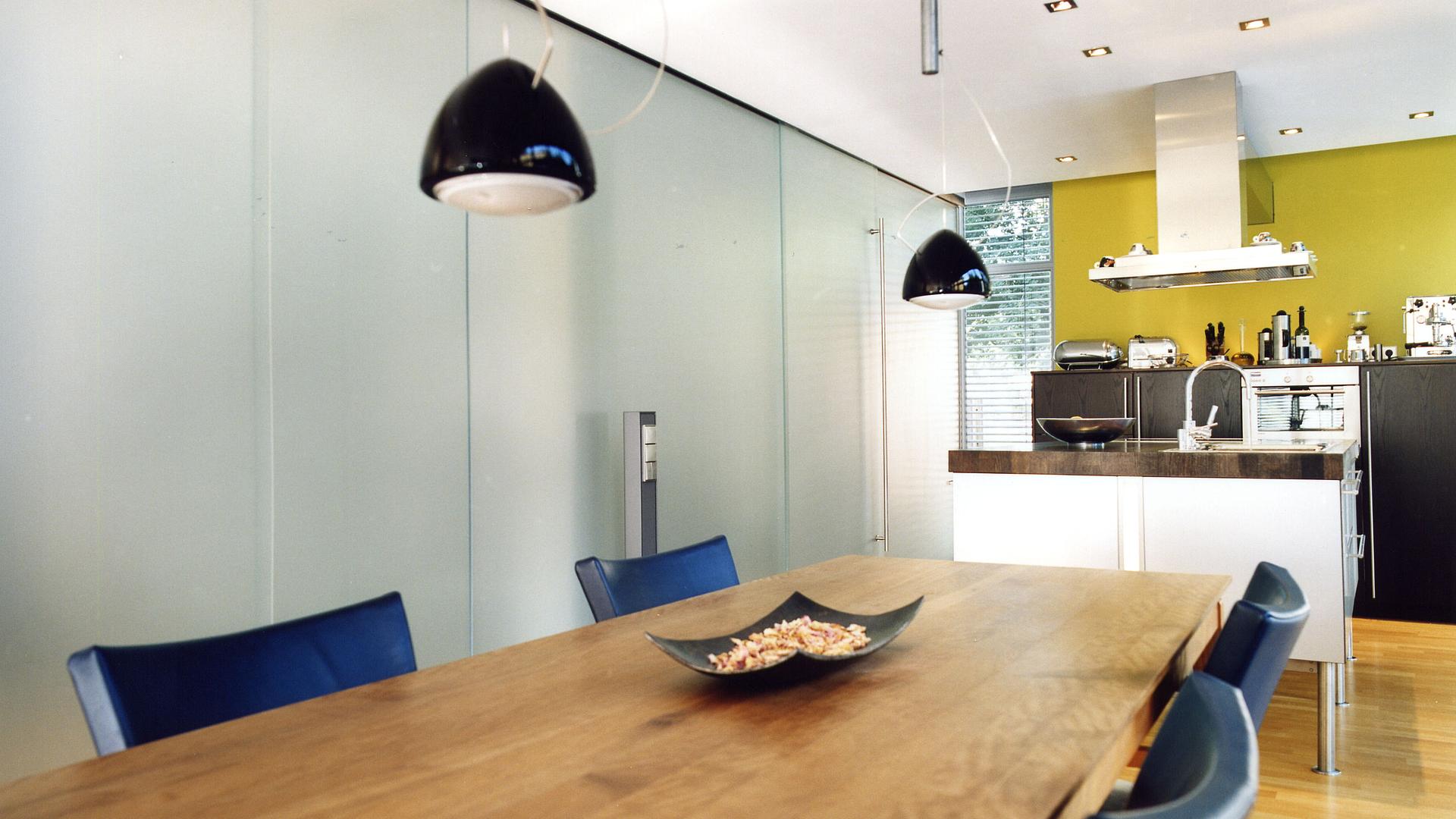 Bild: Esszimmer und Küche im modernen Kubushaus