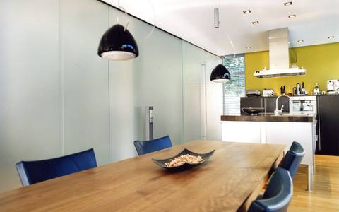 Bild: Esszimmer und Küche im modernen Kubushaus