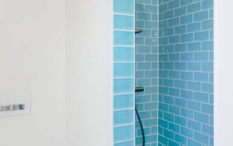 Bild: Kinderbad inspirierender Duschbereich mit hellblauen Metrofliesen