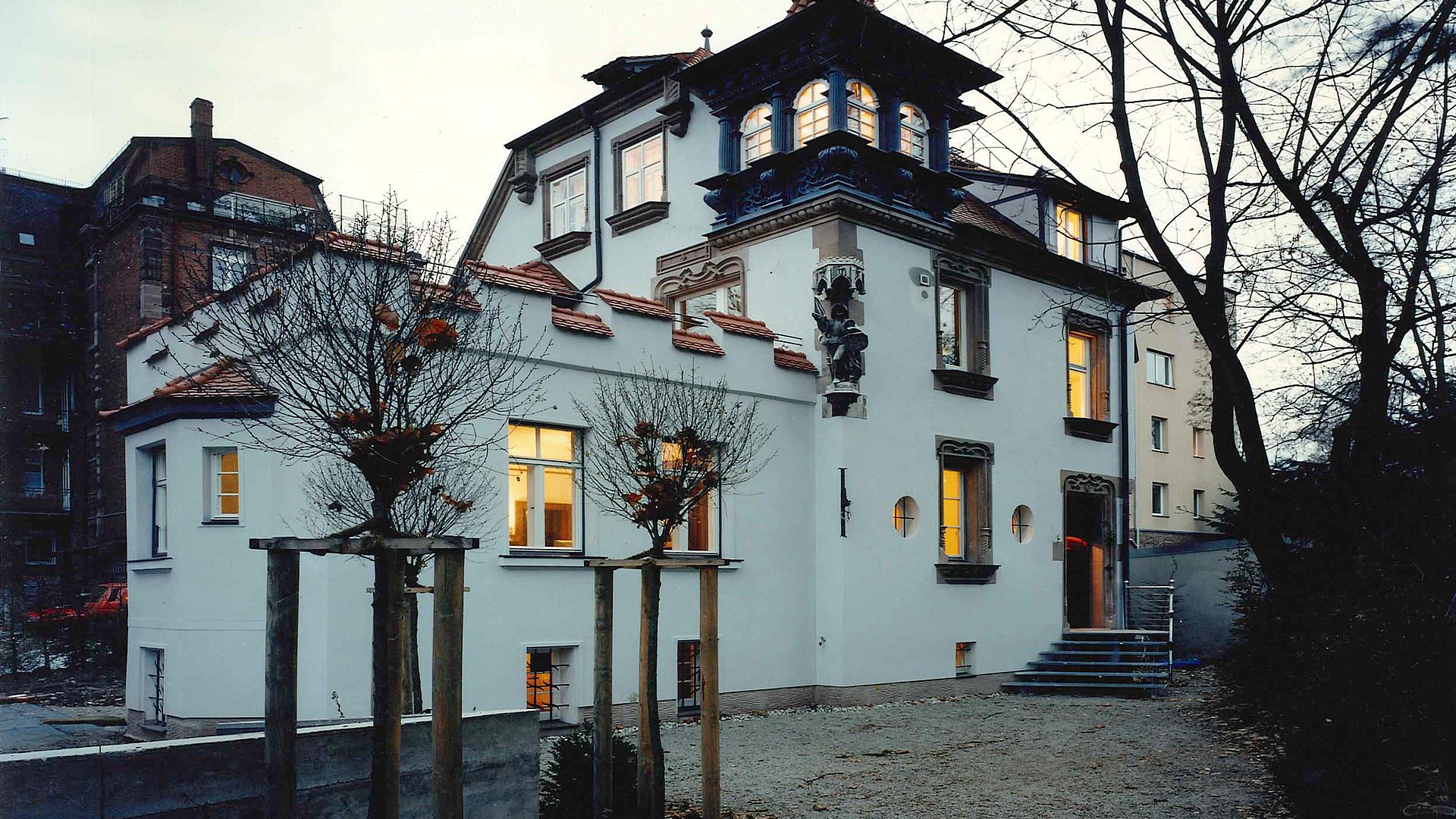 Bild: Außenansicht der Villa nach der Modernisierung