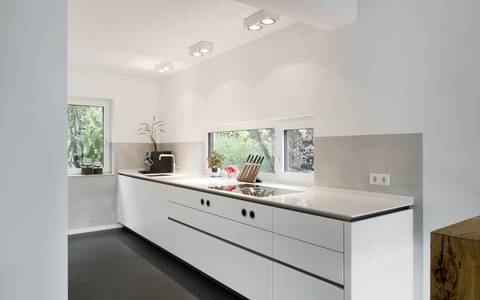 Bild: Moderne Küche in der modernisierten Doppelhaushälfte