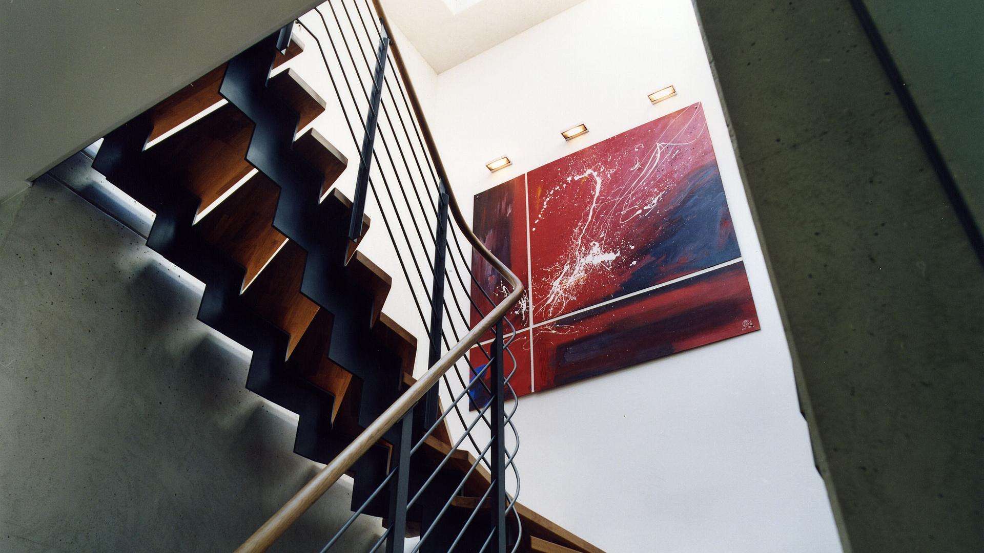Bild: Sichtbeton im modernen Treppenhaus aus Stahl und Holz