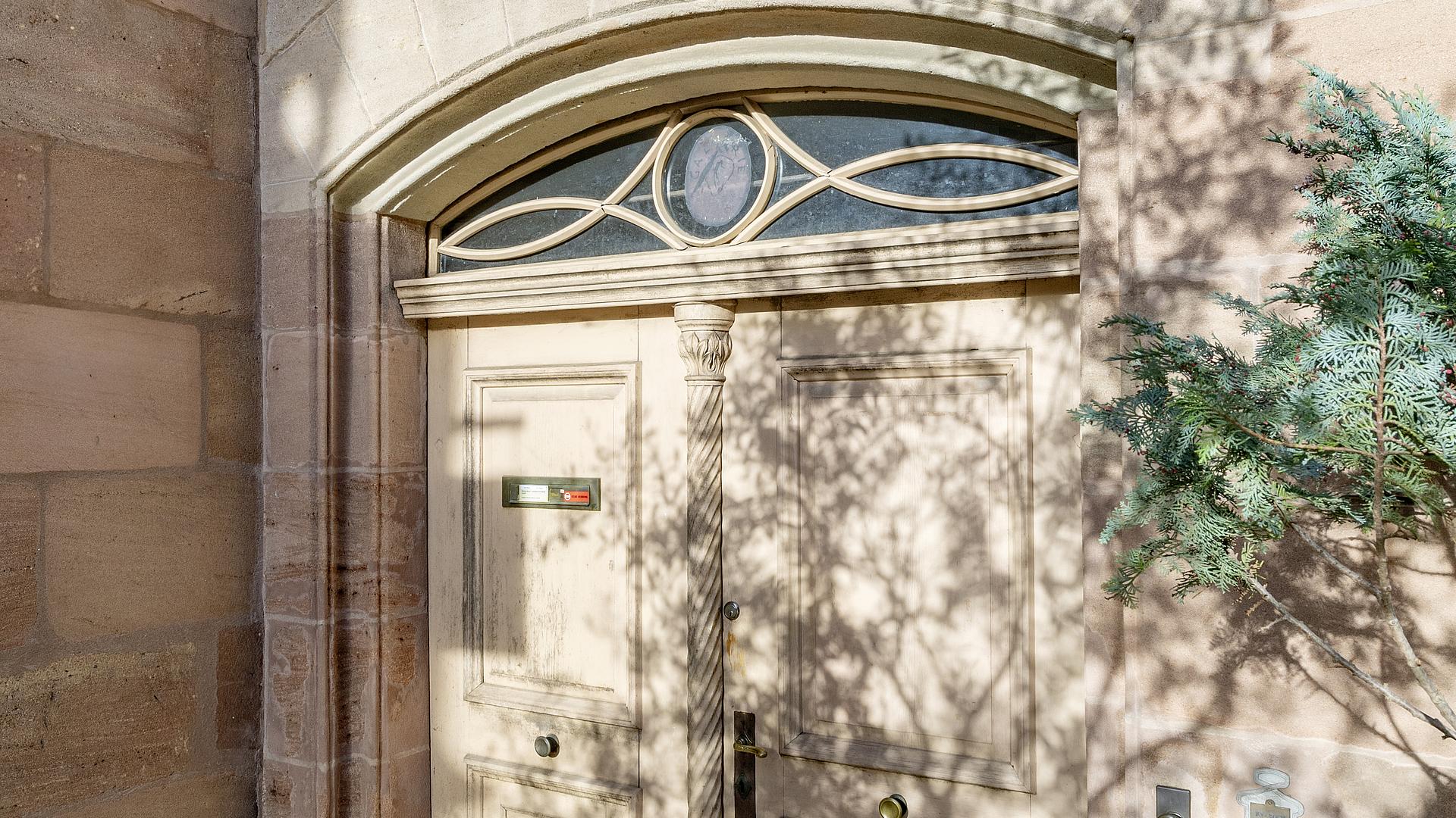 Bild: Restaurierte Eingangstür mit bauzeitlicher Klingelanlage