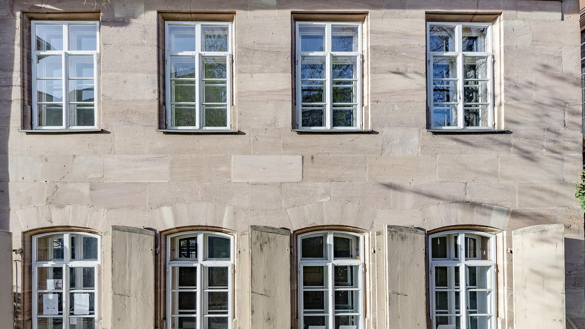 Bild: Detailansicht Fassade mit bauzeitlichen Kastenfenstern