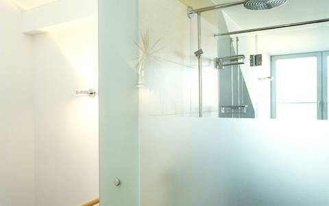 Bild: Neugeschaffener Duschbereich im Reihenmittelhaus
