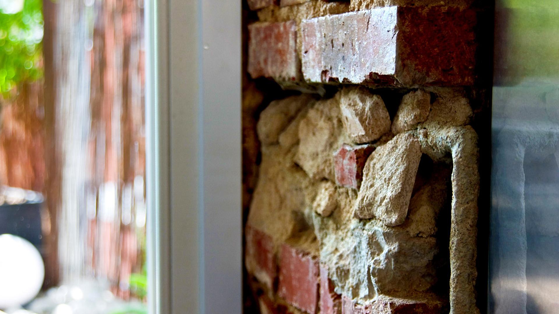 Bild: Fensteranschluss an Sicht-Stein-Wand