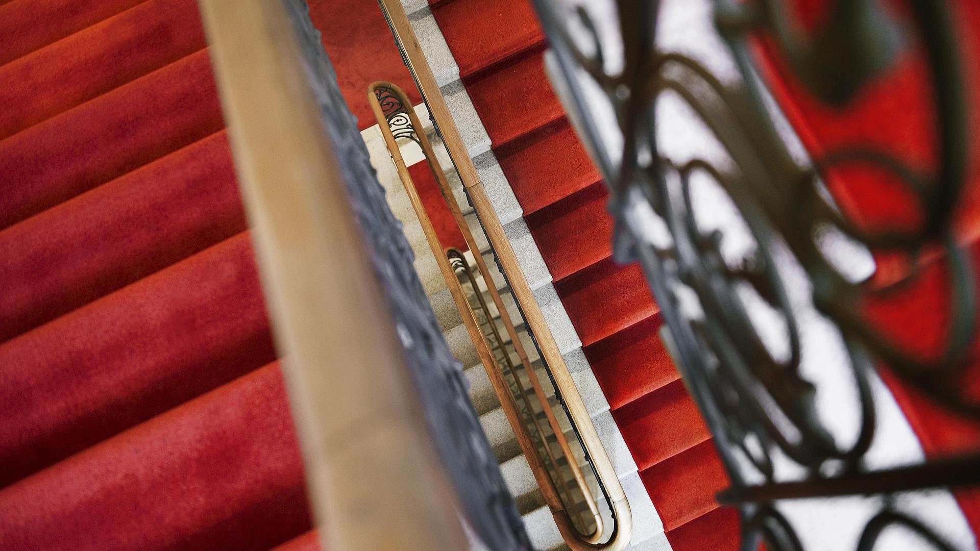Bild: Ein Blick durchs Treppenhaus des Hotels von unten