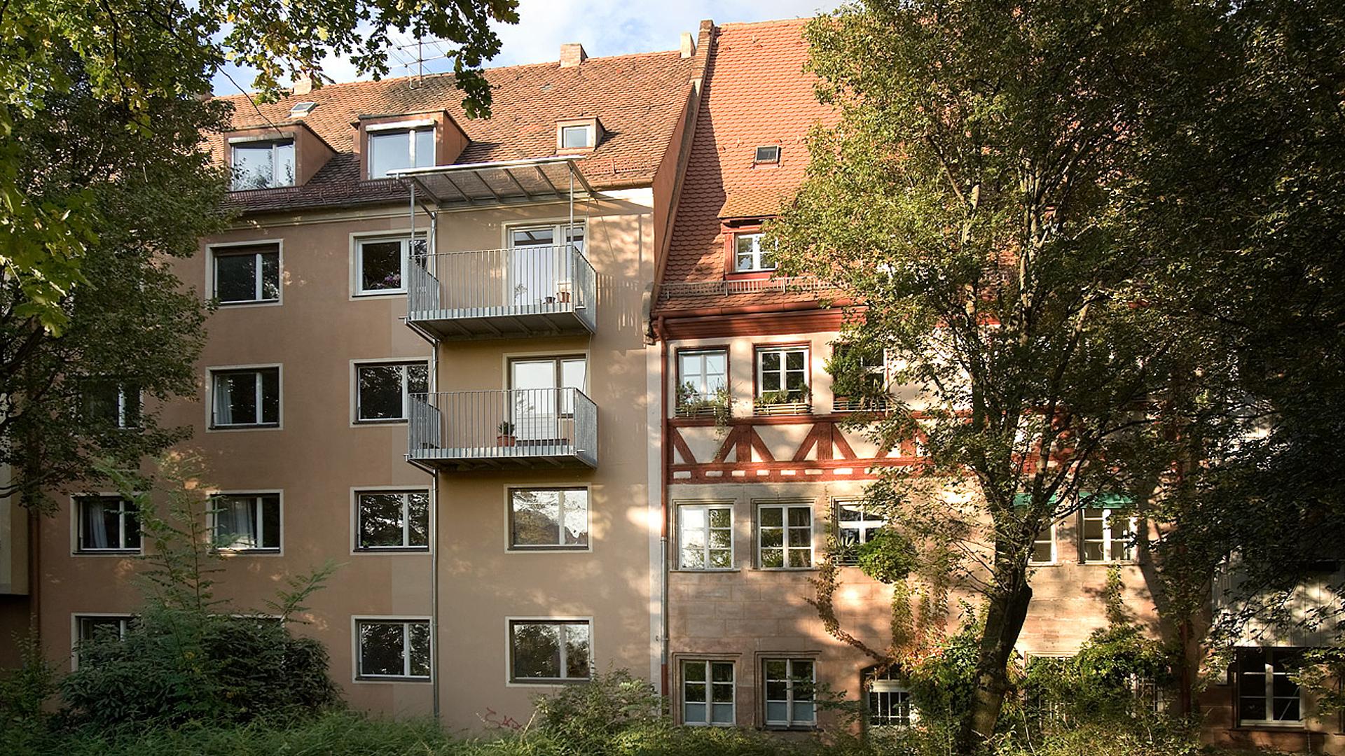 Bild: Ansicht von der Pegnitz auf die zwei Balkone