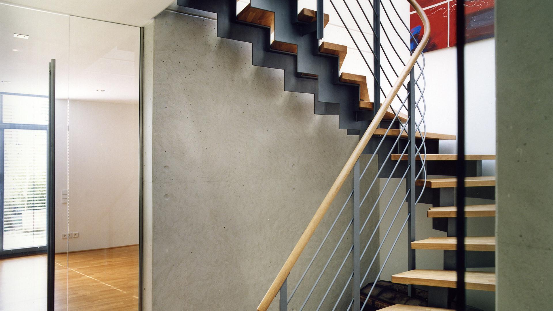 Bild: Details der Holz-Stahl-Treppe