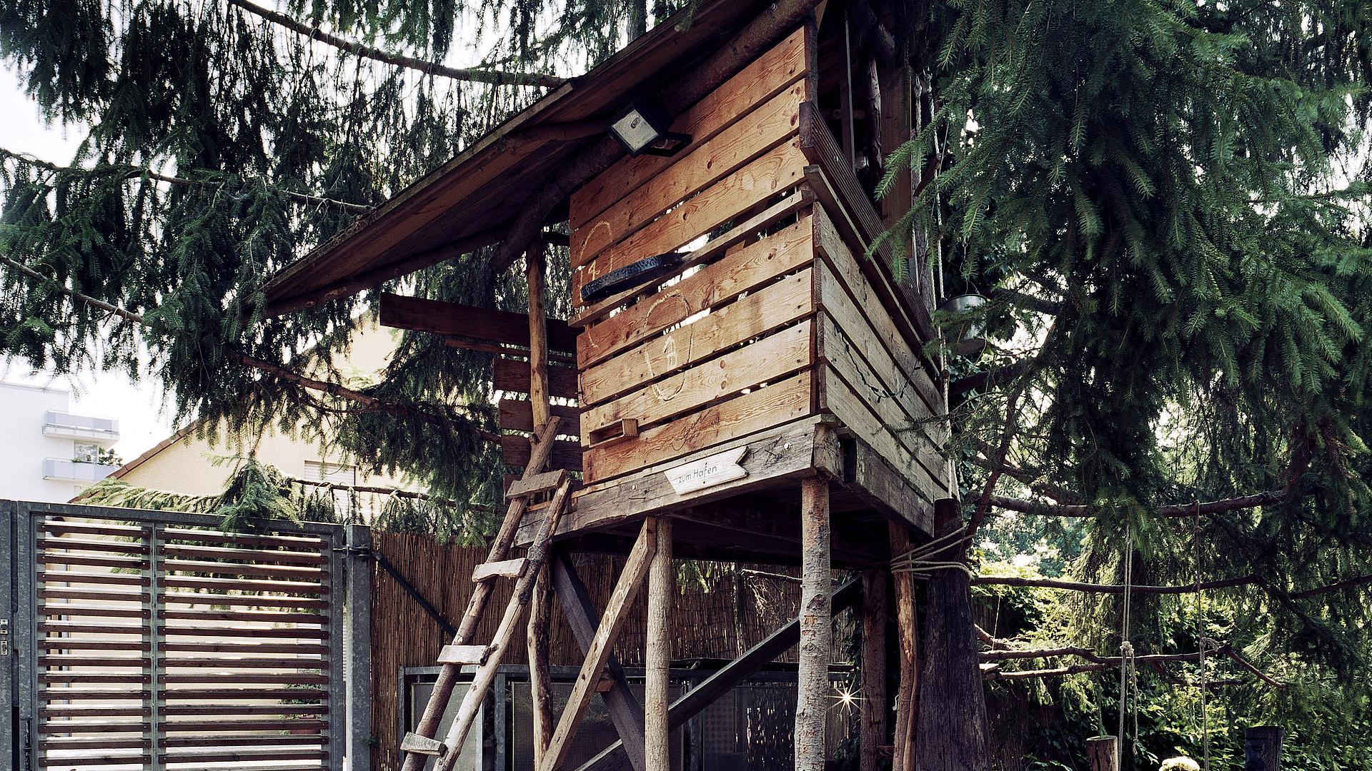 Bild: Ein Kindertraum: Das Baumhaus als Teil des Hausanbaus
