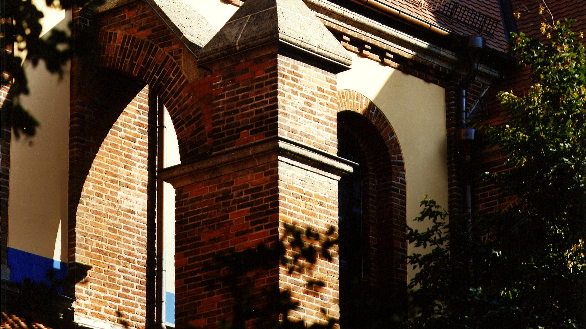 Bild: Türen mit Schmuckfassade sowie Strebepfeiler auf der Westseite