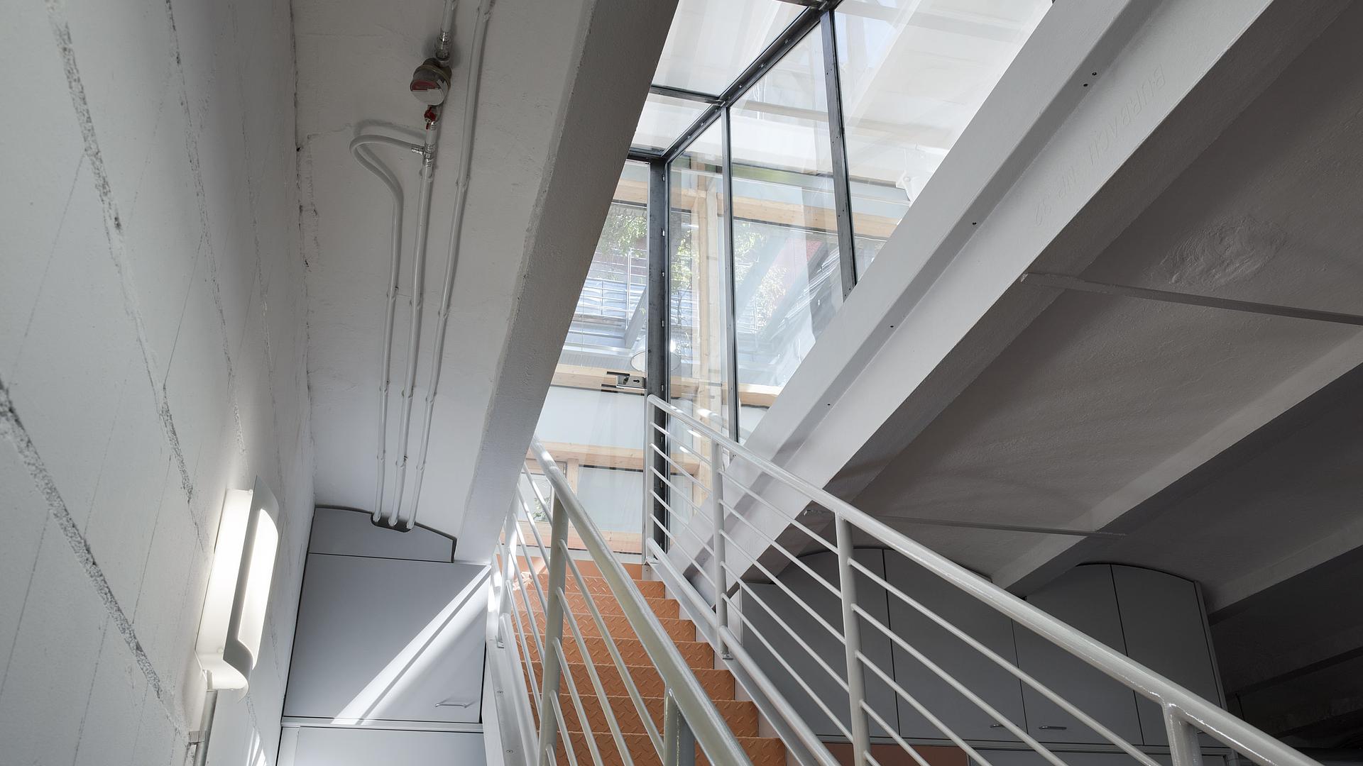 Bild: Zugang zur oberen Wohnung mit Treppeneinhausung