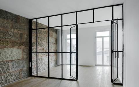 Bild: Glastüre zum modernisierten Schlafbereich