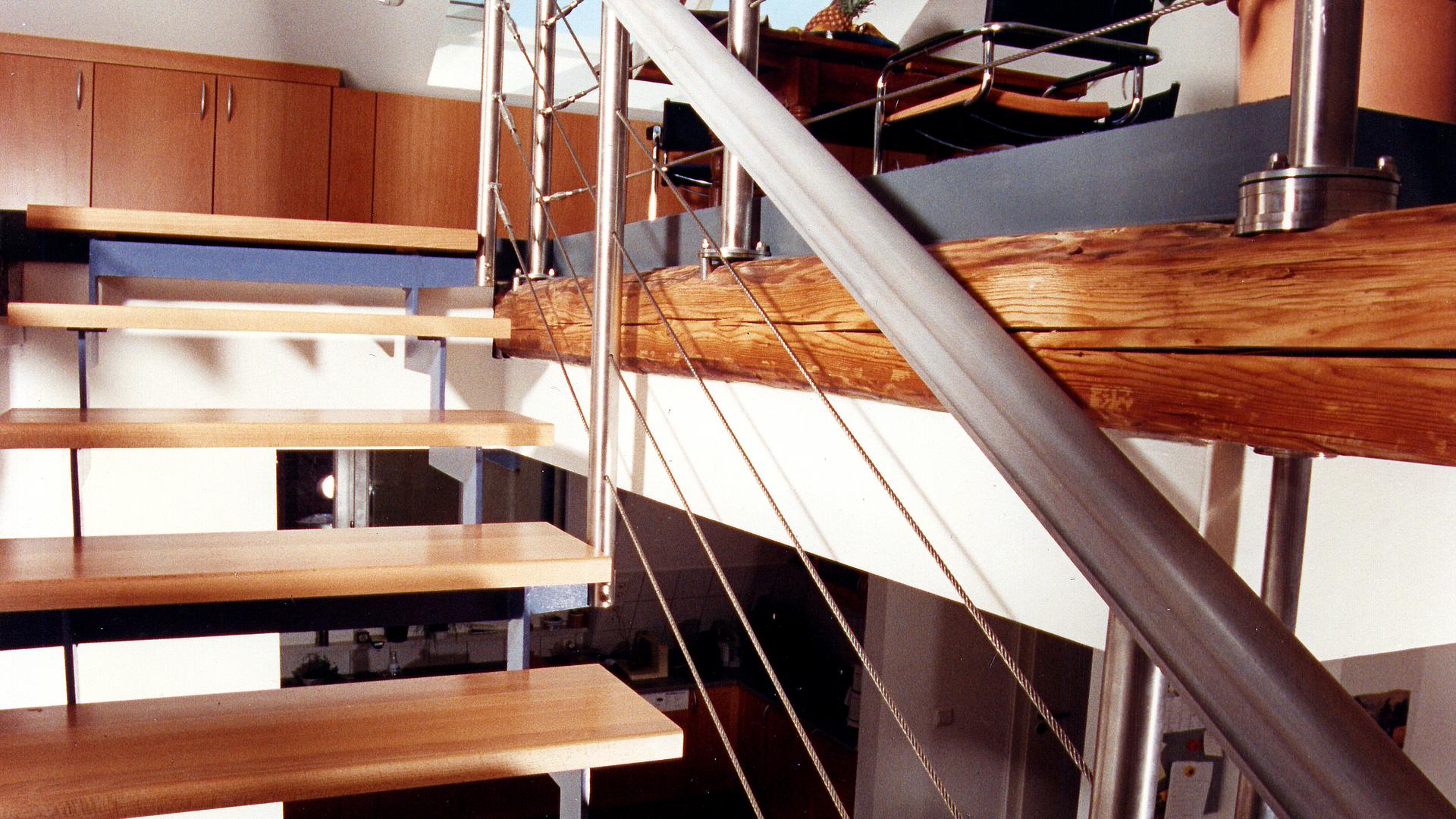 Bild: Modernisierung des Lebensraumes auch innen durch Konzeption eines Treppenaufganges in der 2. Dachebene