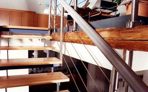 Bild: Modernisierung des Lebensraumes auch innen durch Konzeption eines Treppenaufganges in der 2. Dachebene