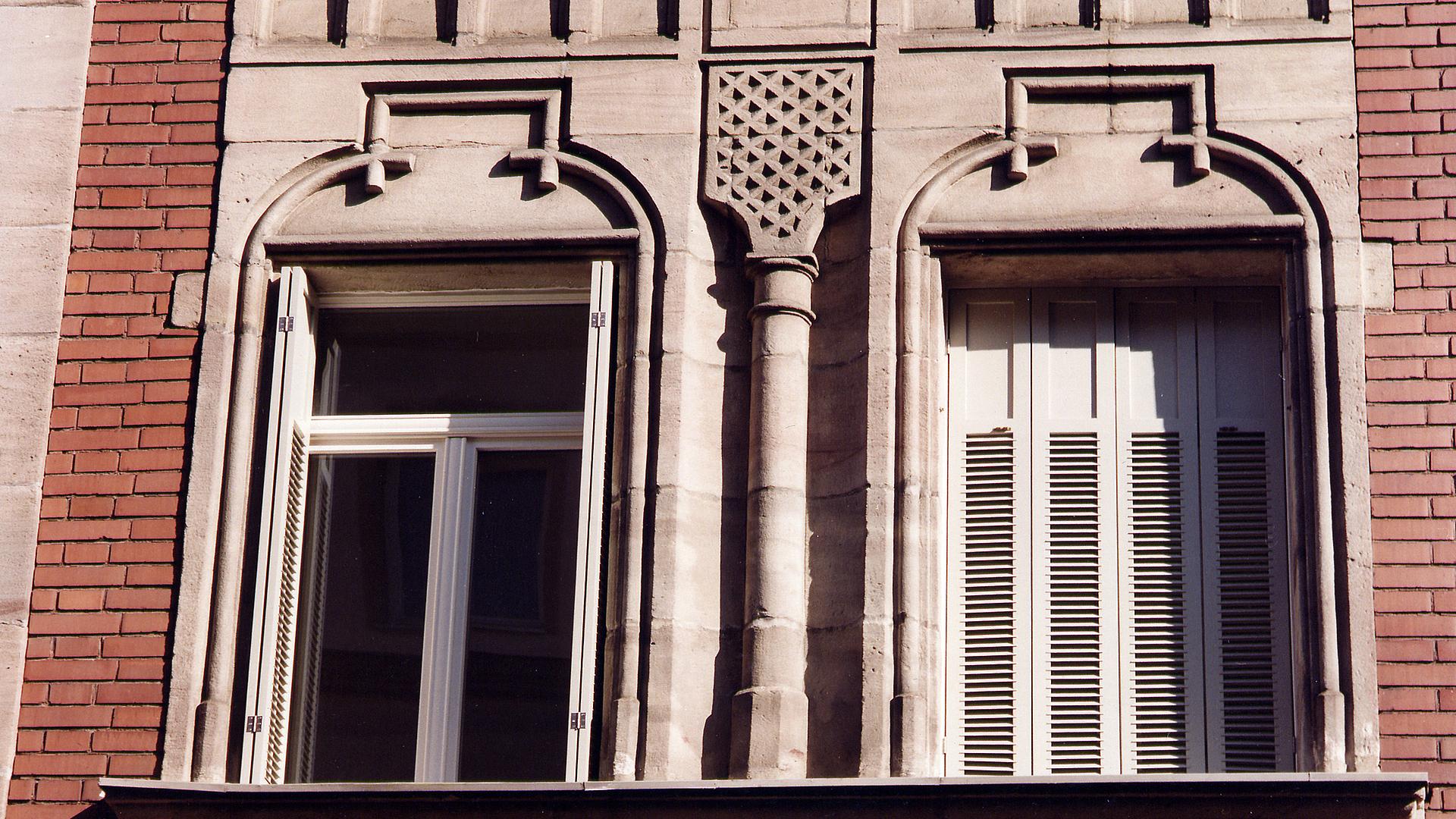 Bild: Einbau von Fenstern mit Faltladen (=mehrteiliger Fensterladen) aus Alu/Holz (Eigenentwurf)
