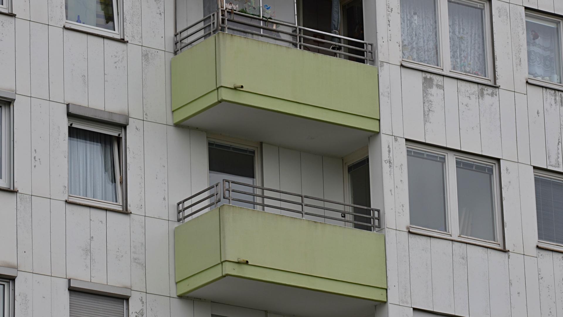 Bild: Bestand vor der Sanierung - Balkone Hochhaus 1