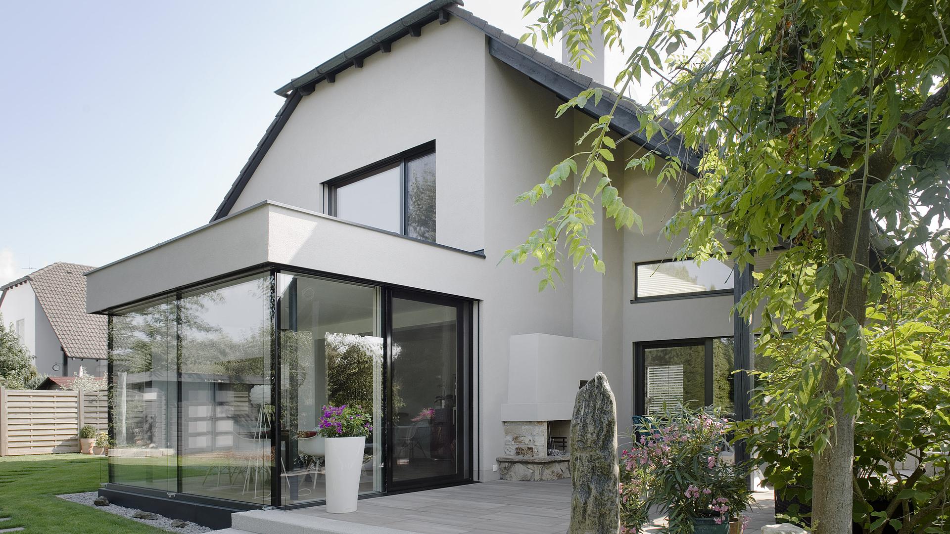 Bild: Modernisiertes Einfamilienhaus Außenansicht